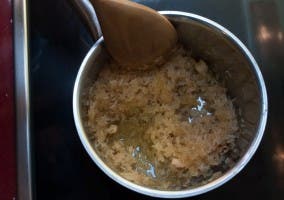 Mezclando el arroz con el aceite y el ajo
