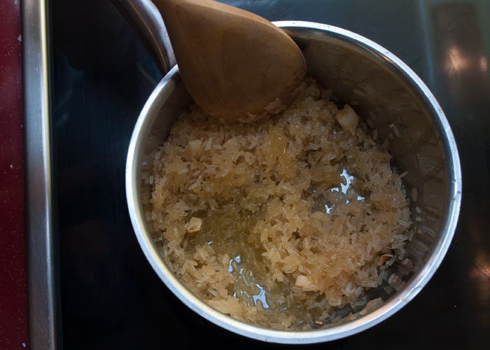 Mezclando el arroz con el aceite y el ajo