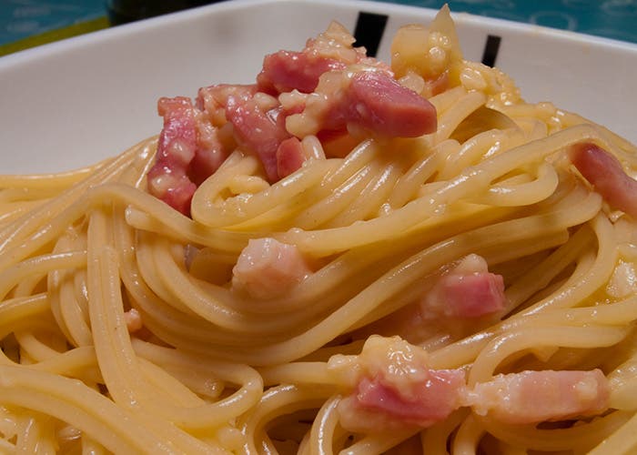 Detalle de plato de espagueti carbonara