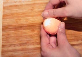 Pelando un huevo cocido fácilmente