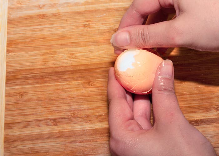 Pelando un huevo cocido fácilmente