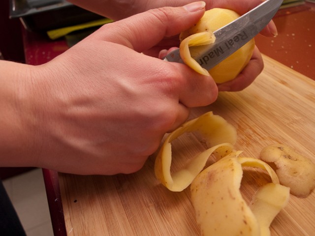 Departamento Cercanamente revelación Usando un cuchillo pelador pelamos patatas
