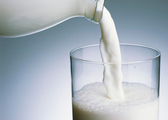 Llenando un vaso con leche