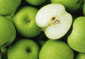 Manzanas verdes con una partida por la mitad