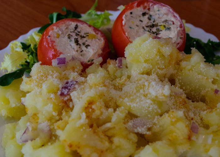 Plato de ensalada de patatas con tomates 