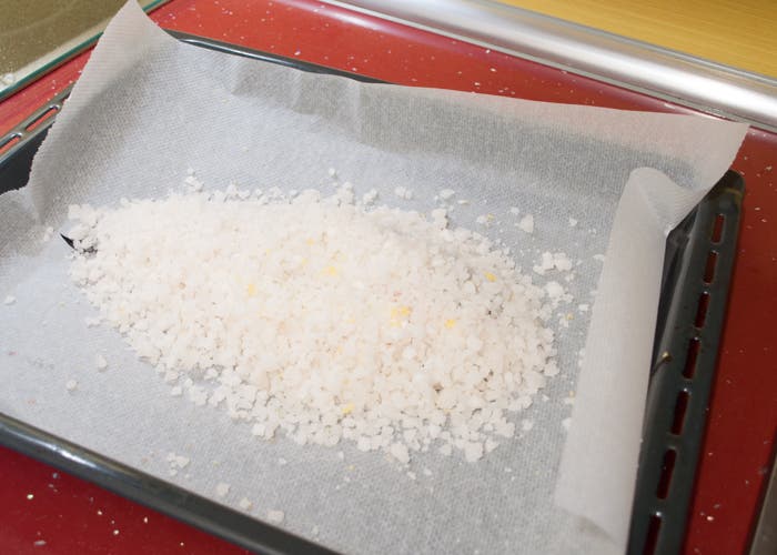 Dorada cubierta con la sal en bandeja de horno