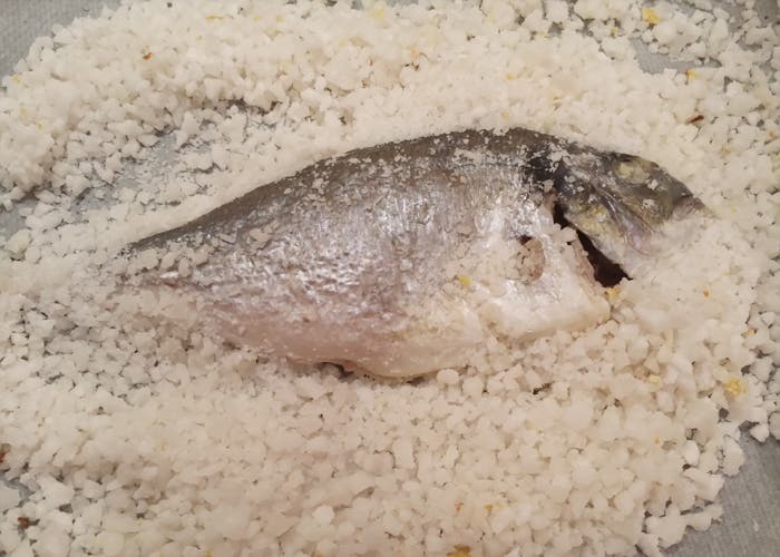 Receta de dorada a la sal, una forma diferente y fácil de tomar pescado