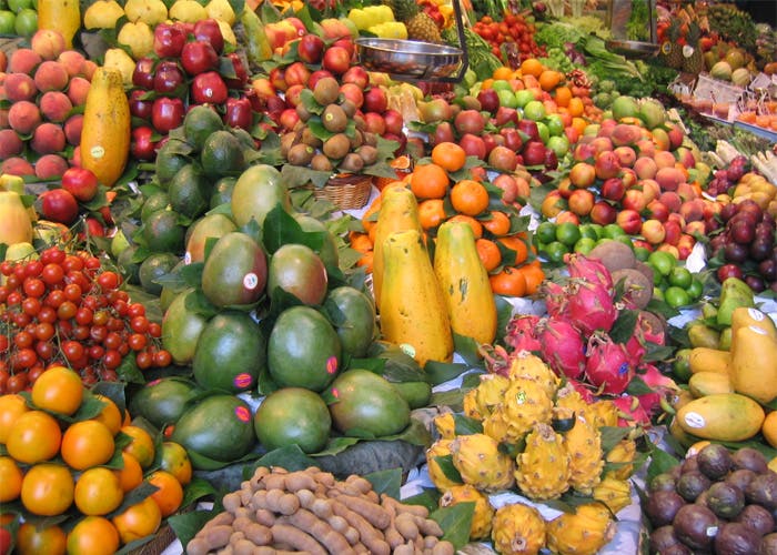 Montaña de frutas y verduras varias