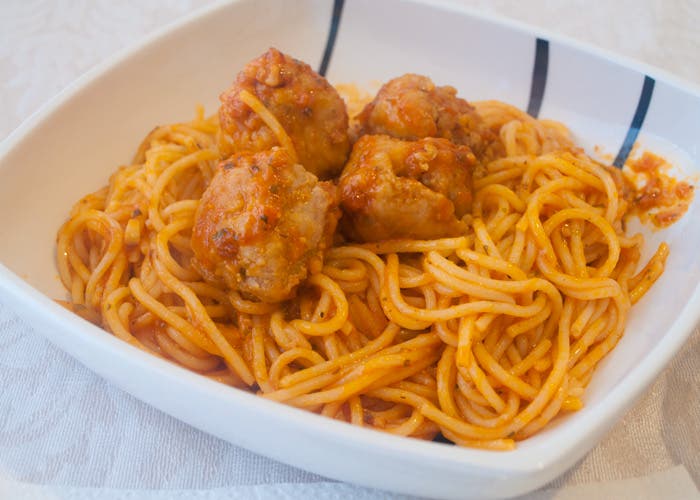 Presentación de espaguetis con albóndigas