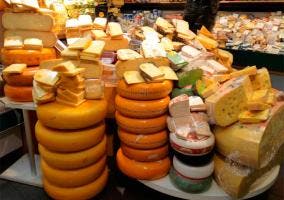 Montaña de quesos en un supermercado