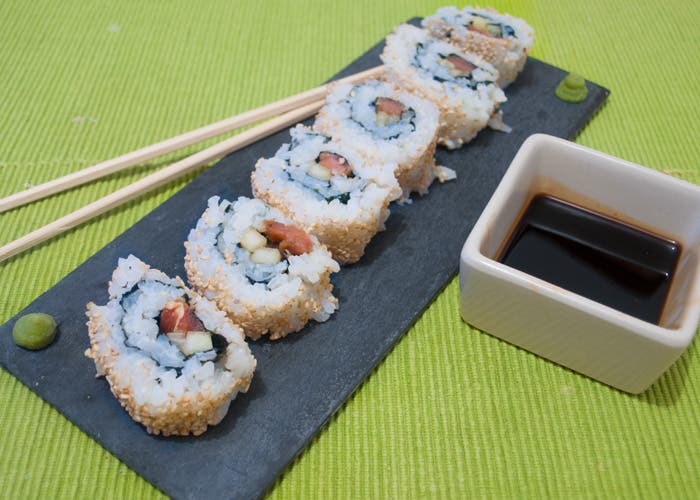 Sushi tipo california roll, presentación