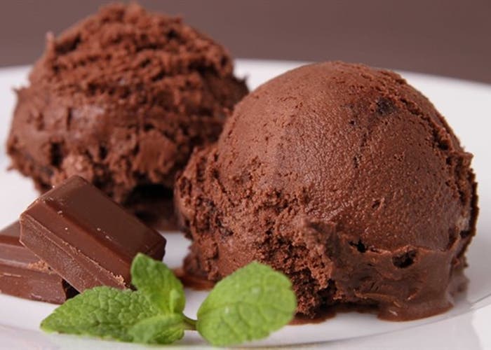 helado cremoso de chocolate