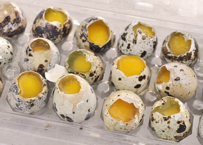 Cómo escalfar huevos de codorniz