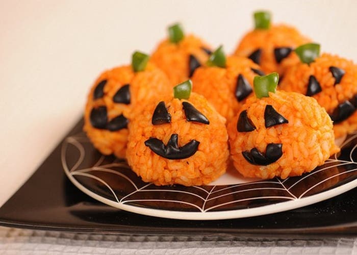 Bolitas de arroz naranjas con forma de calabaza de Halloween