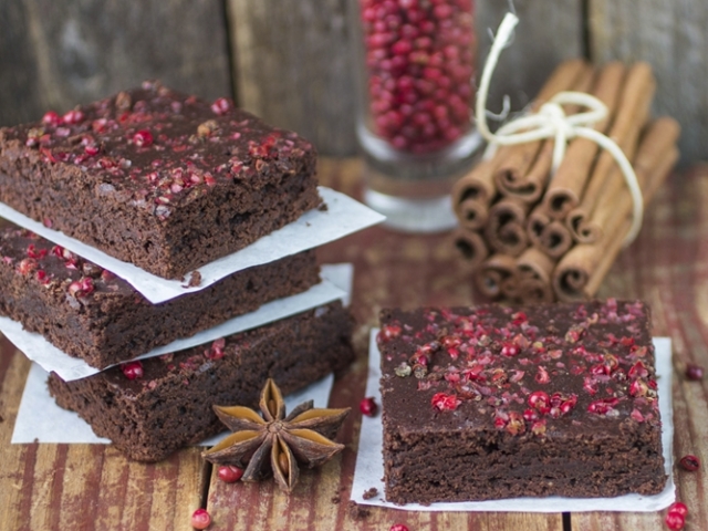 Receta de brownie de chocolate especiado con pimienta rosa