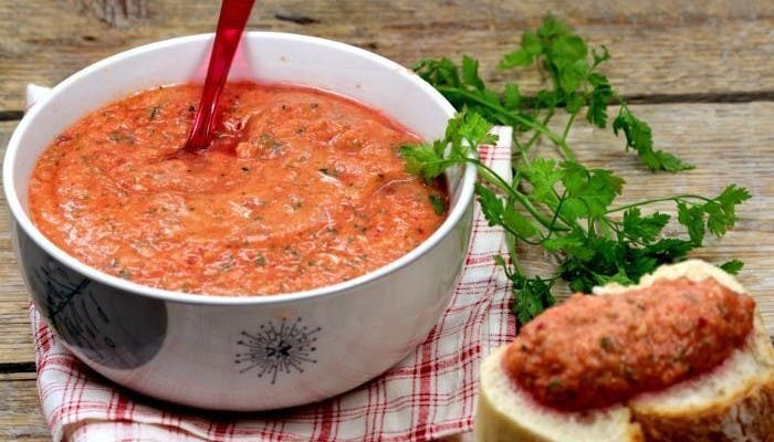 Salsa de tomate, menta, cilantro y chile