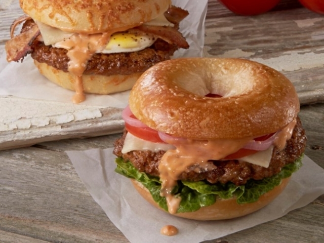 Hamburguesas en pan de bagel, receta paso a paso