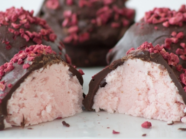 Bombones rellenos de helado de fresa, receta paso a paso