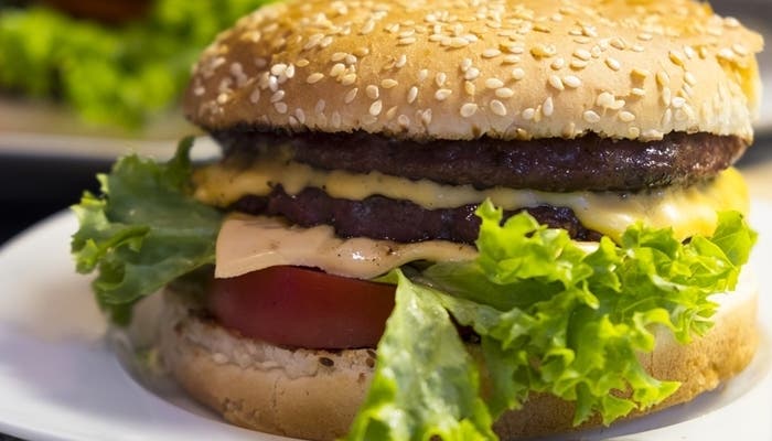 Por qué es peligroso comer hamburguesas poco cocidas y muy quemadas