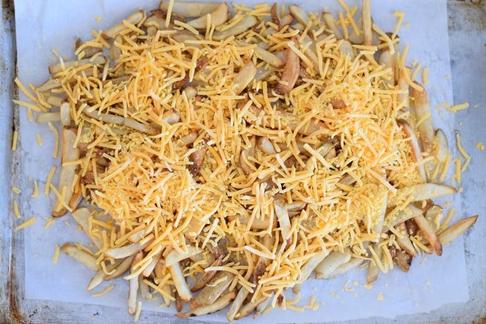 Patatas fritas con chili y queso