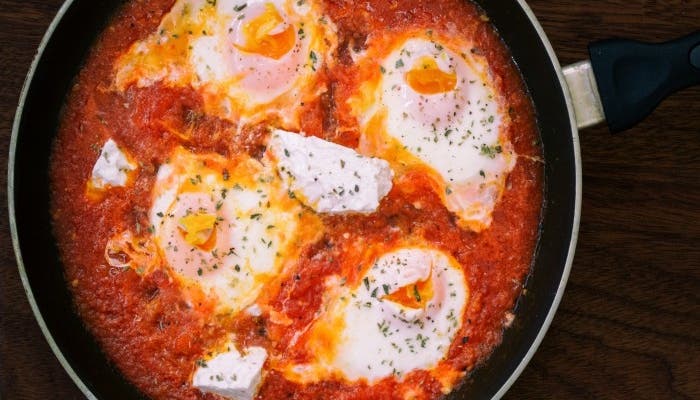 Huevos en salsa de tomate