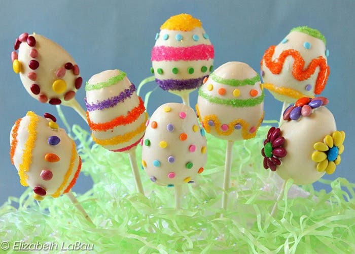 Paletas de pastel con forma de huevos de pascua