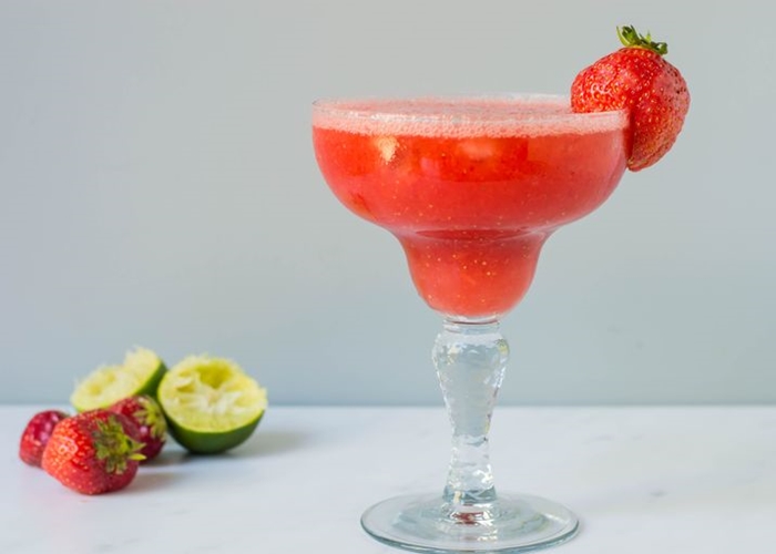 Exquisito y refrescante cóctel margarita de fresa ¡Toma nota!