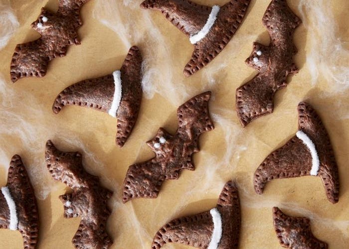 Receta de galletas de chocolate rellenas con forma de sombreros de brujas y murciélagos