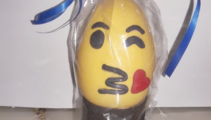 huevo de pascua de emoji lanzando un beso