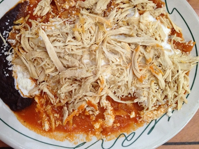 Receta de chilaquiles rojos con pollo, paso a paso