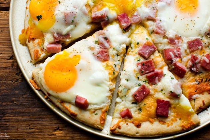 Pizza con huevo, jamón y queso