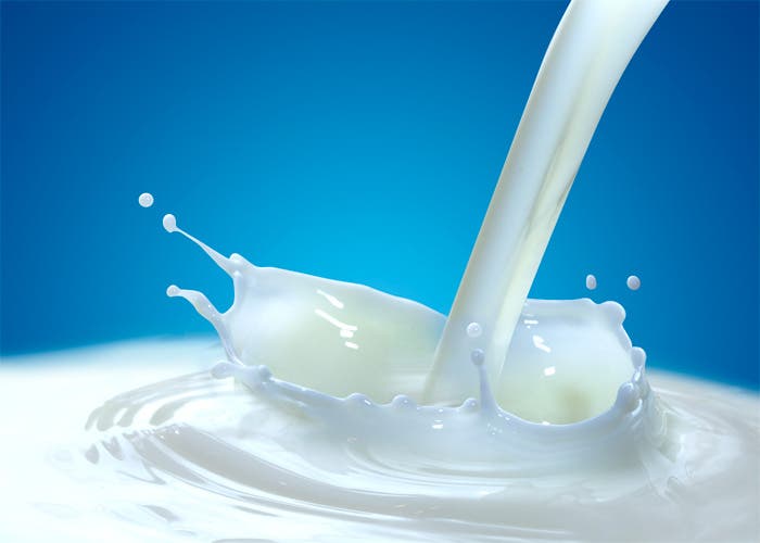 leche cayendo sobre charco de leche